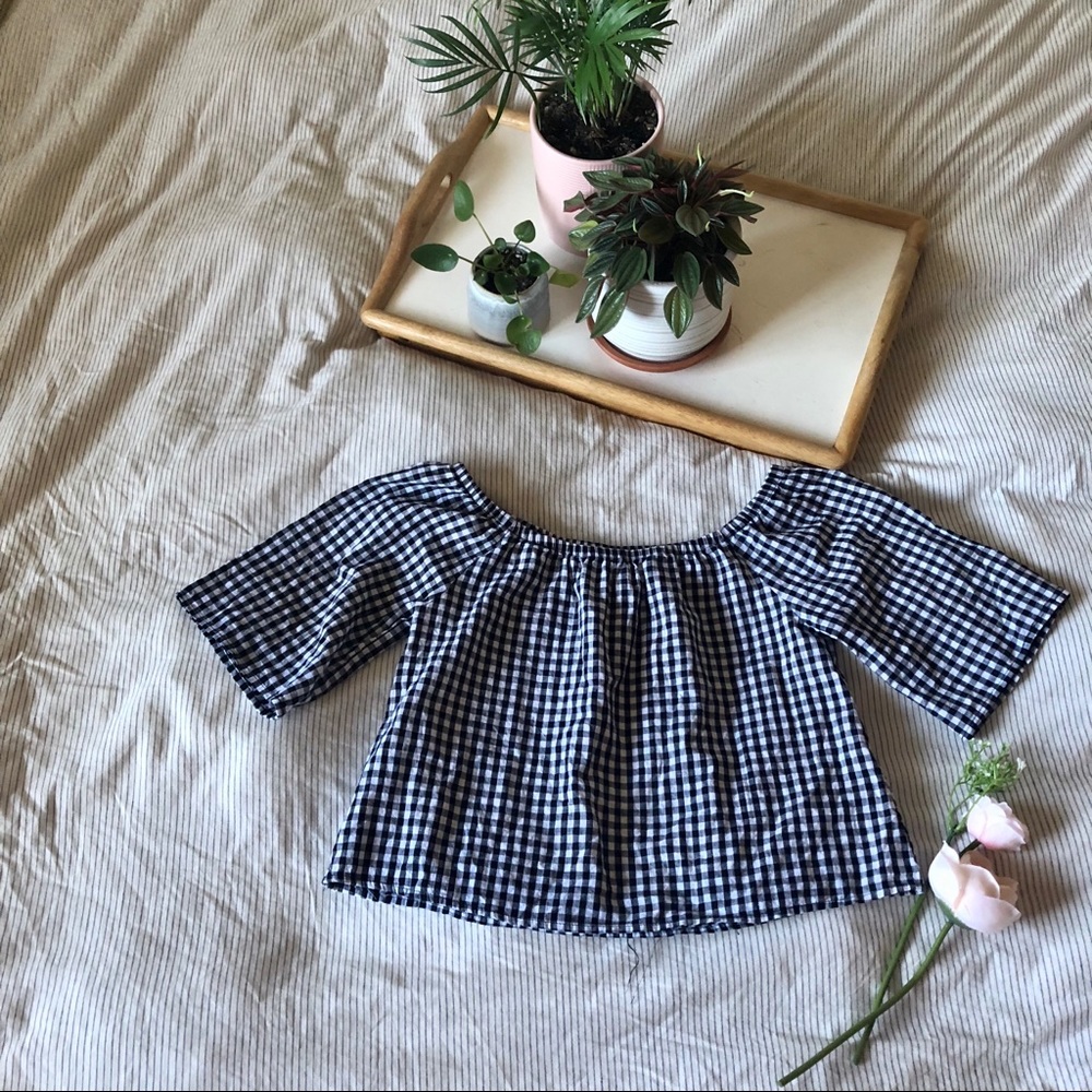 HONEY PUNCH cold shoulder blouse 🌬